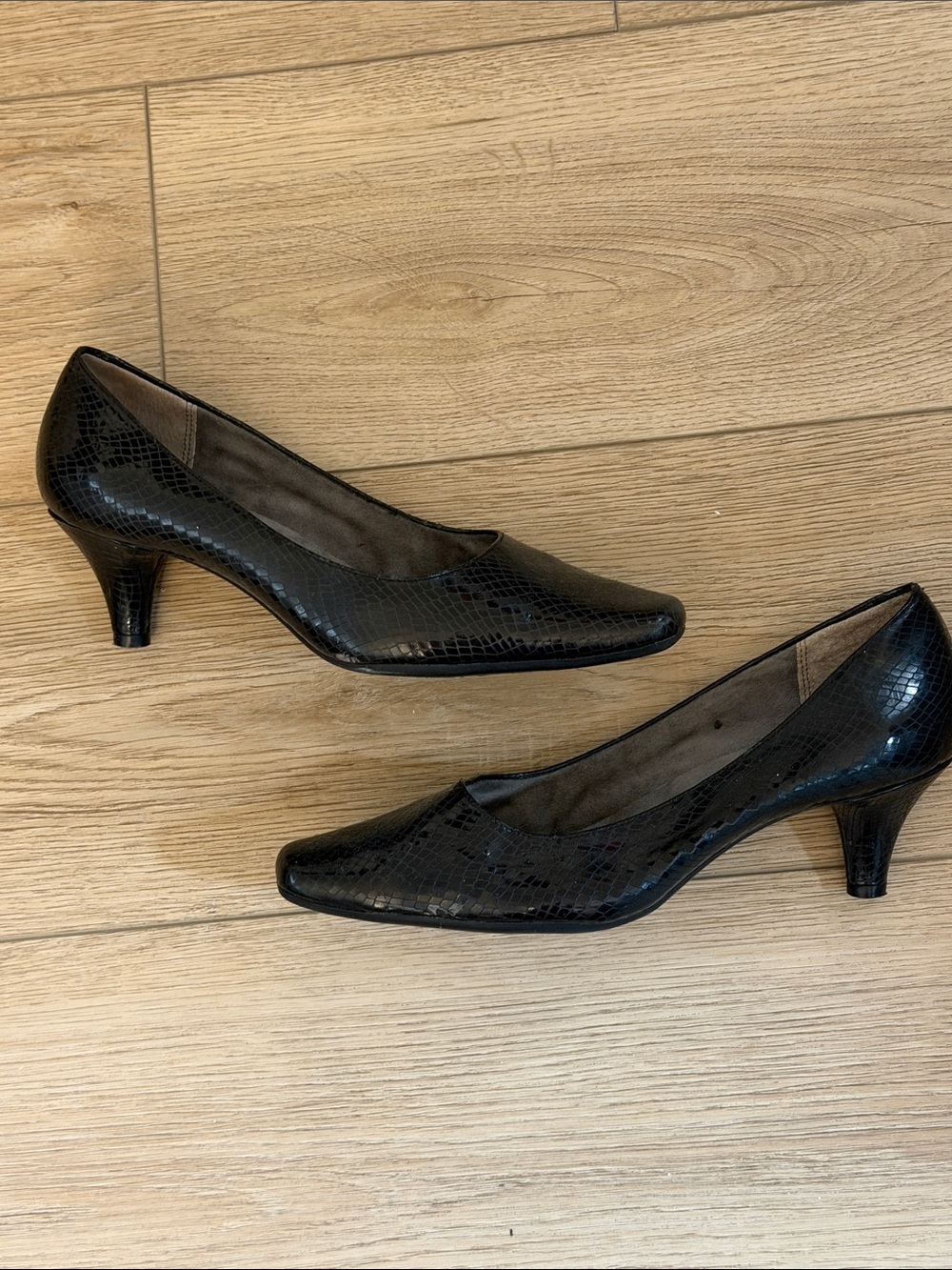 Aerosoles Cheerful Classic Black Snake-Embossed Mid Heel Pumps Size 7.5W